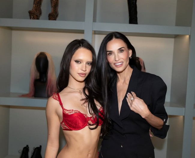 Penampilannya menjadi momen spesial karena merupakan kemunculan Demi Moore di video klip musik pertama sejak hampir tiga dekade lalu. Foto: Instagram/@katseye