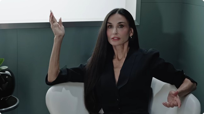 Dalam video musik KATSEYE, Demi Moore berperan sebagai seorang stylist yang bertugas menyiapkan penampilan para anggota grup. Karakternya tampil elegan sekaligus berwibawa, sesuai dengan citra fashion yang selama ini melekat pada dirinya. Foto: Instagram/@katseye