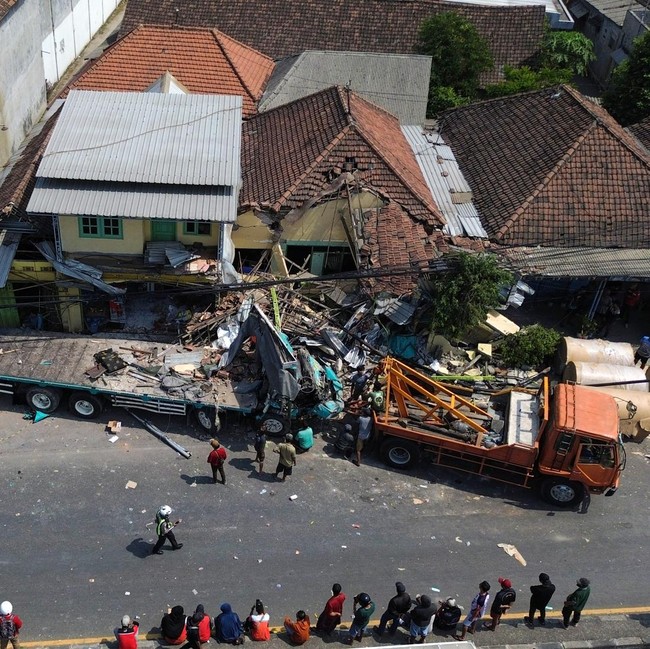 Detik-detik Evakuasi Truk Kecelakaan Beruntun yang Tewaskan 4 Orang