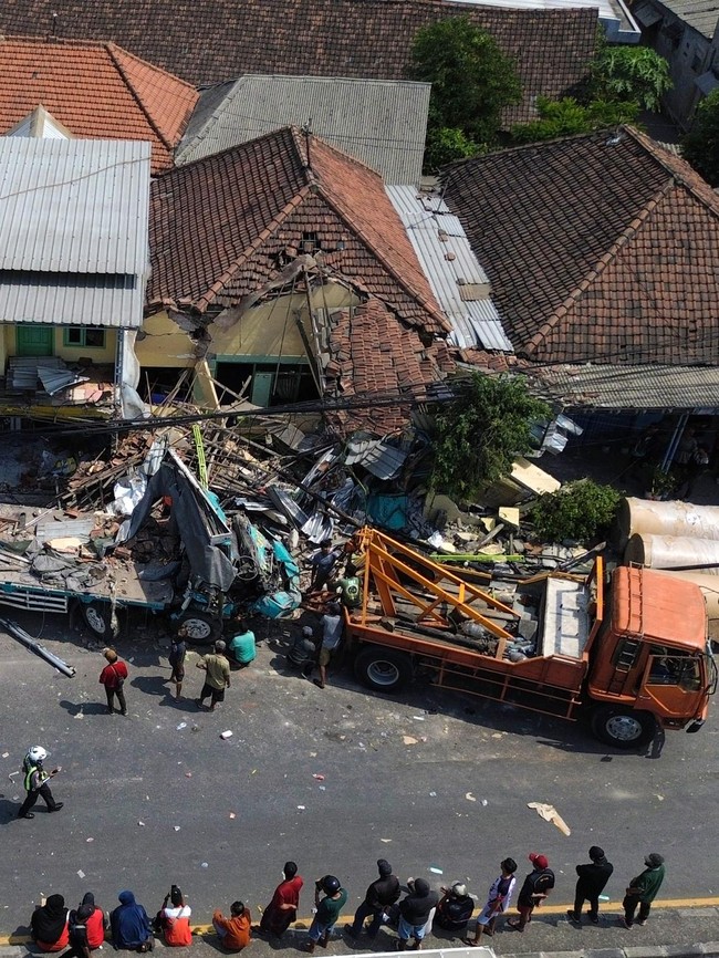 Detik-detik Evakuasi Truk Kecelakaan Beruntun yang Tewaskan 4 Orang