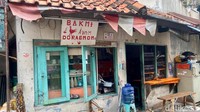 Di dalam area pemukiman di Cempaka Putih terselip warung bakmi kaki lima terkenal. Namanya Warung Bakmi Doraemon yang juga masuk daftar makanan kaki lima legendaris. Foto: detikFood