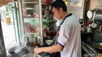 Kini Bakmi Doraemon dikelola generasi kedua pemilik yaitu Zaki. Ia sudah belajar meracik mie ayam dari 24 tahun lalu. Foto: detikFood
