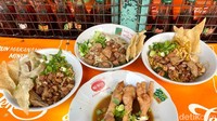 Menu makanan yang ditawarkan juga tidak neko-neko, hanya bakmi ayam dengan topping bakso, pangsit rebus, dan ceker. Cita rasanya nikmat dan bikin nagih! Foto: detikFood