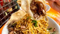 Seporsi bakmi Doraemon yang komplet ini toppingnya royal. Pangsit rebus dibuat dadakan dengan isian ayam kecap jamur yang padat. Foto: detikFood