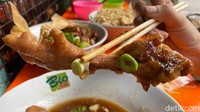 Jangan samakan ceker di sini dengan ceker lainnya, karena ukuran ceker ayam di sini sangat besar dan bisa dinikmati untuk dua orang. Foto: detikFood