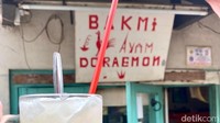 Tak lengkap rasanya makan bakmi di sini tanpa memesan Es Kelapa Aren (Rp 5.000). Rasa es kelapanya legit manis dari tambahan gula aren yang dibuat sendiri. Foto: detikFood