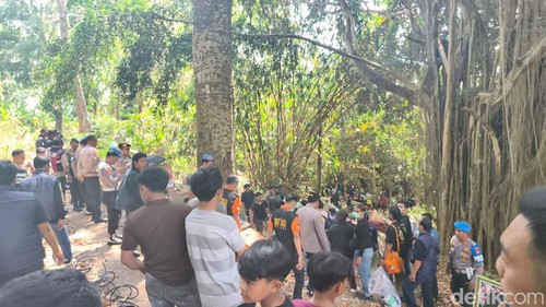 Polres Tabanan melakukan ekshumasi atau pembongkaran makam KD di Setra Adat Sidatapa, Senin (27/7/2026)