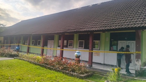 Enam ruang kelas SMAN 1 Gunungsari disegel karena dikhawatirkan akan ambruk. (Foto: Dinas PUPRPKP NTB).