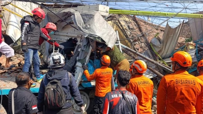 Evakuasi sopir truk di Pasuruan
