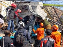 Kejadian Lagi Kecelakaan Horor Truk Seruduk Mobil-Rumah, 3 Orang Tewas