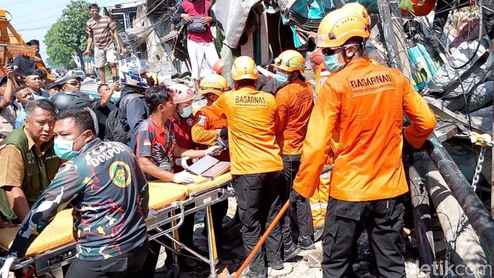 Evakuasi sopir truk yang terjepit di Pasuruan