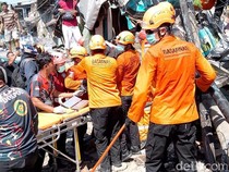 Trailer Tubruk 2 Truk dan Motor di Pasuruan, 4 Orang Tewas
