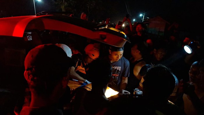 Evakuasi tubuh korban tenggelam