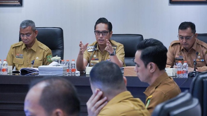 Wali Kota Rico Waas saat rapat dengan jajaran PUD Pasar Medan.