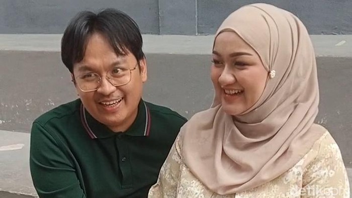 Fatih Andhika atau Ate dan istri di Jalan Kapten P Tendean, Jakarta Selatan, Senin (27/7/2026).