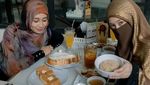 Kompak! Begini Momen Fiki Naki dan Tinandrose saat Kulineran Seru
