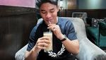 Kompak! Begini Momen Fiki Naki dan Tinandrose saat Kulineran Seru