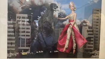 Barbie berhadapan sama Godzilla. Foto: via Bored Panda