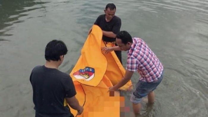 Foto: Korban saat dievakuasi dari danau toba (dok. Polsek Balige)