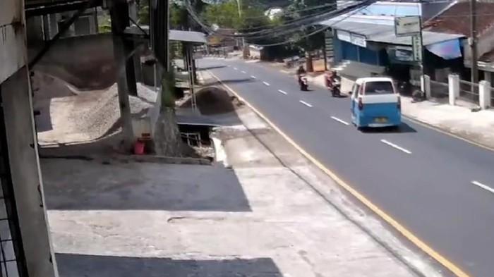Gambar CCTV Saudara Abenk Marco ditabrak angkot