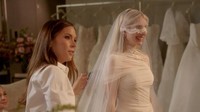 Emma Roberts Menikah, Pakai Gaun Pengantin Impian Seperti 'Hantu'