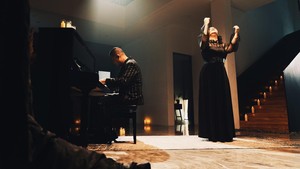 Sementara itu, Ade Govinda bersyukur atas respons luar biasa dalam kurang dari tiga bulan, kreasi TikTok tembus 700 ribu, streaming terus bertumbuh, dan sinergi dengan sinetron berjalan sangat baik. Ia berharap lagu Terbelah Jadi Dua dapat menemani pendengar yang sedang patah hati. (Foto: ist)