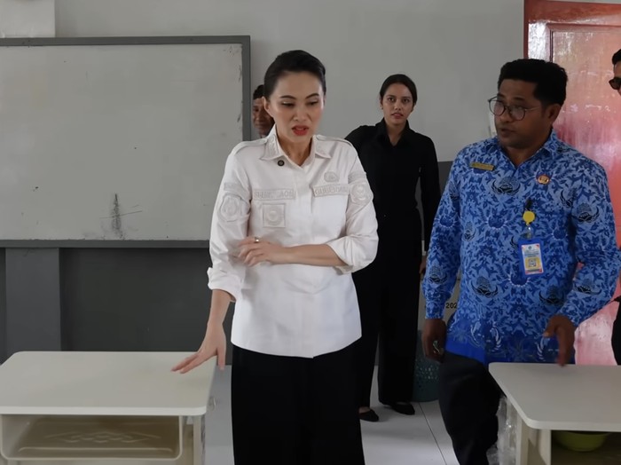 Gubernur Maluku Utara Sherly Tjoanda memeriksa kondisi ruang kelas SMA Negeri 1 Halmahera Tengah