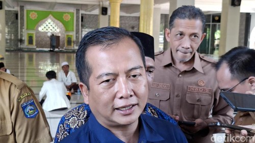 Gubernur NTB Lalu Muhamad Iqbal ditemui di Masjid Sengkol, Lombok Tengah, Senin (27/7/2026). (Foto: Ahmad Viqi/detikBali).