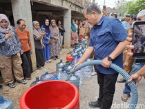 Senyum Warga Dapat Air Bersih, Ngaku Sudah 2 Bulan Mandi di Sungai Surut