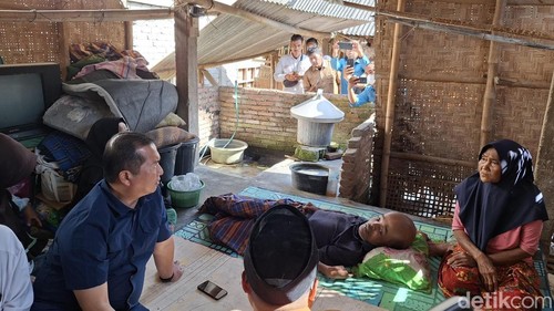 Gubernur NTB Lalu Muhamad Iqbal menyambangi 2 penderita hidrosephalus di Desa Pandan Indah, Kecamatan Praya Barat Daya, Lombok Tengah, Senin (27/7/2026).