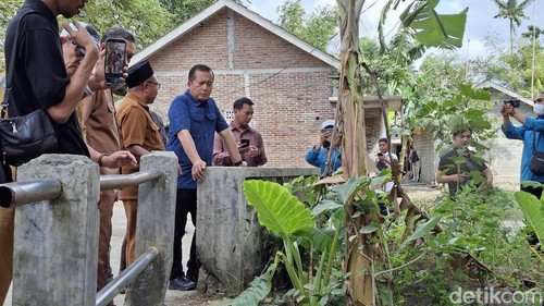 Gubernur NTB Lalu Muhamad Iqbal saat mengunjungi Desa Mangkung, Kecamatan Praya Barat, Lombok Tengah, Senin (27/7/2026). (Foto: Ahmad Viqi/detikBali)