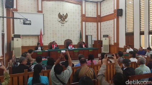 Situasi sidang perkara perdata khusus mengenai gugatan warga atas peristiwa banjir di wilayah Bali 2025 lalu.