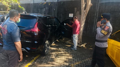 Seorang pria ditemukan meninggal dunia di dalam mobil yang terparkir di Hotel Bintang Bali Resort, Kuta, Badung, Senin (27/7/2026). (