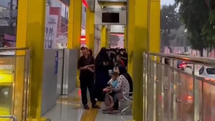 Atap halte Bus Rapid Transit (BRT) di Lapangan Merdeka Medan bocor saat hujan deras.