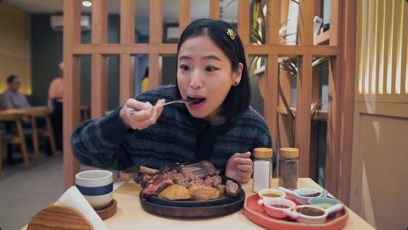 Haruka Mukbang Haruka eks JKT48 buka akun khusus mukbang di YouTube