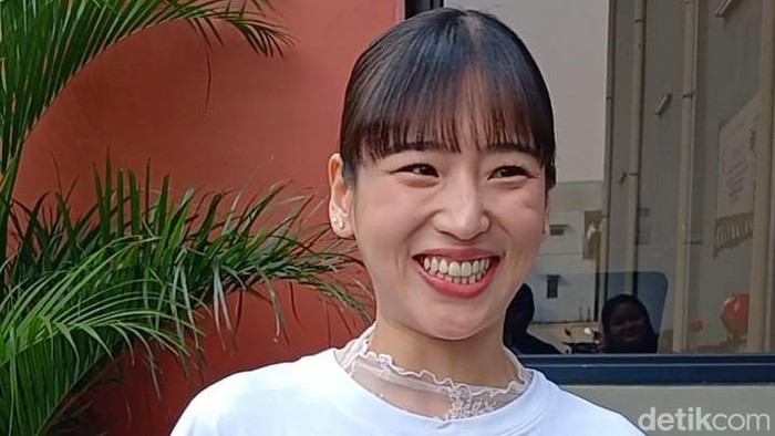 Haruka Nakagawa usai menjalani operasi tumor di ibu jari.
