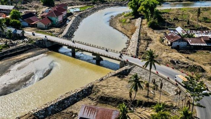 Ilustrasi perbaikan jembatan pascabencana Aceh.