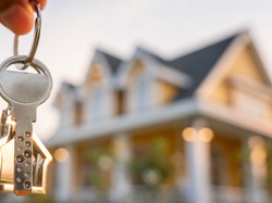 Masih Proses Cerai, Miliarder Ini Beli Rumah Rp 1,2 Triliun Untuk Pacar Baru