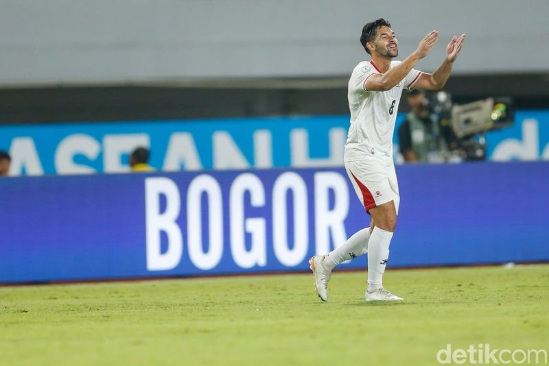Indonesia menjamu Kamboja di Stadion Pakansari, Bogor, Senin (27/7/2026) malam WIB, pada laga Grup A Piala AFF 2026. Indonesia memimpin 3-0 atas Kamboja di babak pertama. Keunggulan timnas didapat dari dua gol Mitchell Baker dan satu gol Sandy Walsh.