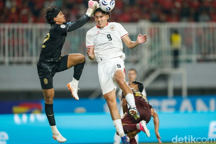 Indonesia menjamu Kamboja di Stadion Pakansari, Bogor, Senin (27/7/2026) malam WIB, pada laga Grup A Piala AFF 2026. Indonesia memimpin 3-0 atas Kamboja di babak pertama. Keunggulan timnas didapat dari dua gol Mitchell Baker dan satu gol Sandy Walsh.