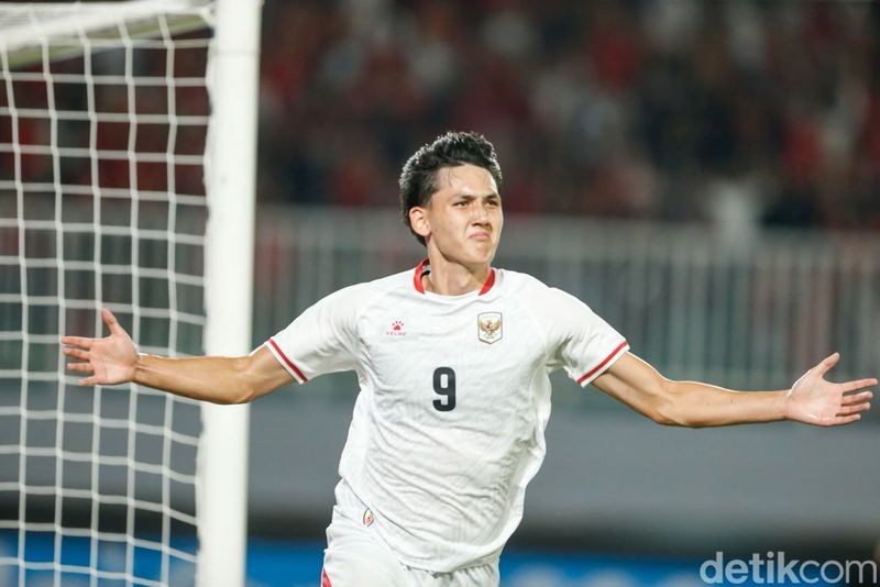 Indonesia menjamu Kamboja di Stadion Pakansari, Bogor, Senin (27/7/2026) malam WIB, pada laga Grup A Piala AFF 2026. Indonesia memimpin 3-0 atas Kamboja di babak pertama. Keunggulan timnas didapat dari dua gol Mitchell Baker dan satu gol Sandy Walsh.