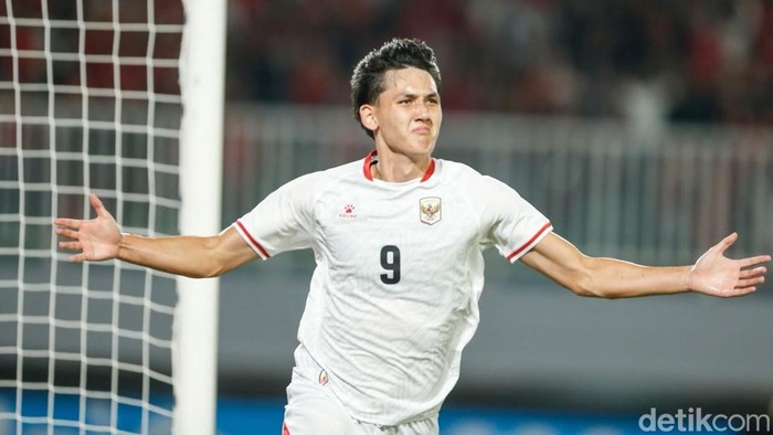 Indonesia menjamu Kamboja di Stadion Pakansari, Bogor, Senin (27/7/2026) malam WIB, pada laga Grup A Piala AFF 2026. Indonesia memimpin 3-0 atas Kamboja di babak pertama. Keunggulan timnas didapat dari dua gol Mitchell Baker dan satu gol Sandy Walsh.