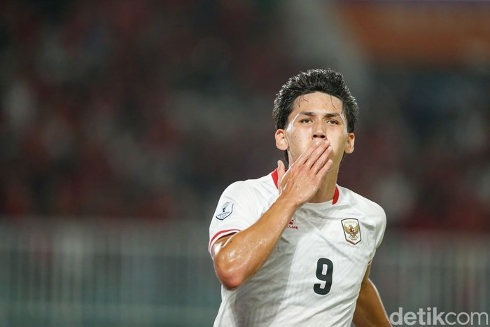 Indonesia menjamu Kamboja di Stadion Pakansari, Bogor, Senin (27/7/2026) malam WIB, pada laga Grup A Piala AFF 2026. Indonesia memimpin 3-0 atas Kamboja di babak pertama. Keunggulan timnas didapat dari dua gol Mitchell Baker dan satu gol Sandy Walsh.
