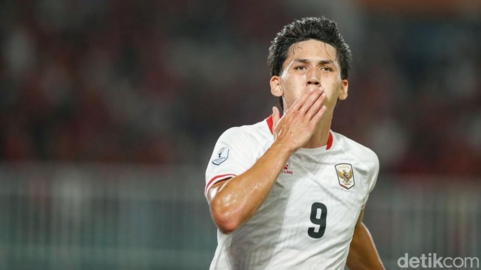 Indonesia menjamu Kamboja di Stadion Pakansari, Bogor, Senin (27/7/2026) malam WIB, pada laga Grup A Piala AFF 2026. Indonesia memimpin 3-0 atas Kamboja di babak pertama. Keunggulan timnas didapat dari dua gol Mitchell Baker dan satu gol Sandy Walsh.