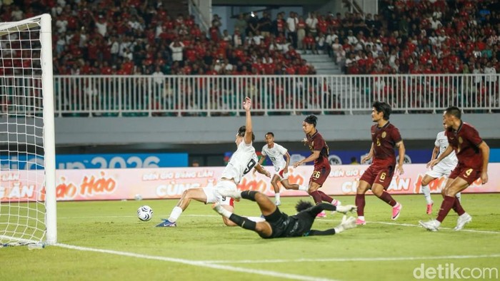 Indonesia menjamu Kamboja di Stadion Pakansari, Bogor, Senin (27/7/2026) malam WIB, pada laga Grup A Piala AFF 2026. Indonesia memimpin 3-0 atas Kamboja di babak pertama. Keunggulan timnas didapat dari dua gol Mitchell Baker dan satu gol Sandy Walsh.
