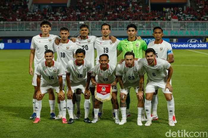 Indonesia menjamu Kamboja di Stadion Pakansari, Bogor, Senin (27/7/2026) malam WIB, pada laga Grup A Piala AFF 2026. Indonesia memimpin 3-0 atas Kamboja di babak pertama. Keunggulan timnas didapat dari dua gol Mitchell Baker dan satu gol Sandy Walsh.