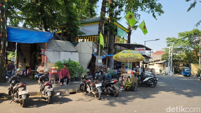 Jalan Tambak, Jakarta Pusat aman dan kondusif pasca bentrok. Pedagang berjualan normal seperti biasa, Senin (27/7/2026).