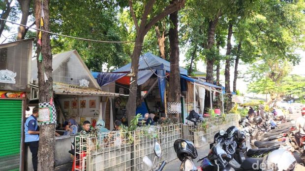 Jalan Tambak, Jakarta Pusat aman dan kondusif pasca bentrok. Pedagang berjualan normal seperti biasa, Senin (27/7/2026).