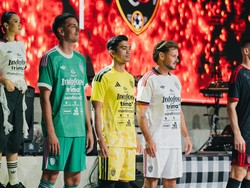 Ini adalah contoh dua jersey kiper yang akan dipakai Bali United (nomor 1 dan 2 dari kiri), serta jersey tandang berwarna putih. Jersey tandang terinspirasi sosok Hanoman, tokoh pewayangan yang identik dengan keberanian, kesetiaan, dan semangat pantang menyerah. (dok.adidas Indonesia)