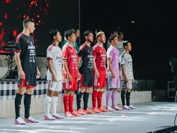 Para pemain Bali United tengan memamerkan jersey terbaru mereka. Untuk para fans atau pencinta sepakbola yang ingin memilikinya, adidas melepas jersey player issue dengan harga Rp 1.1 juta dan versi suporter dengan harga Rp 350 ribu. (dok.adidas Indonesia)